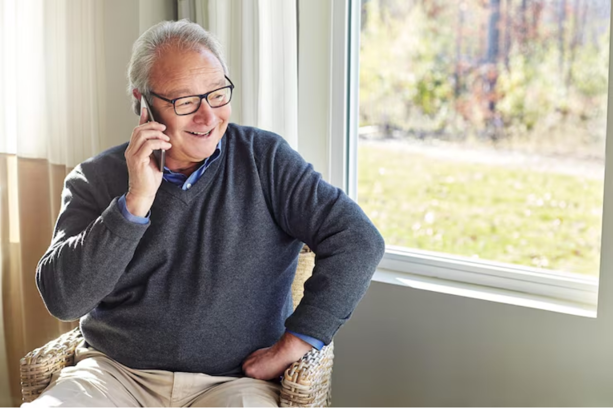 Technicien Inresa Médical installant un lit médicalisé à domicile