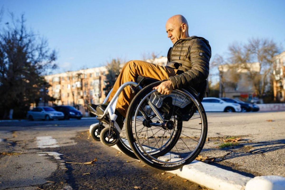 Personne utilisant un fauteuil roulant manuel pliable en aluminium