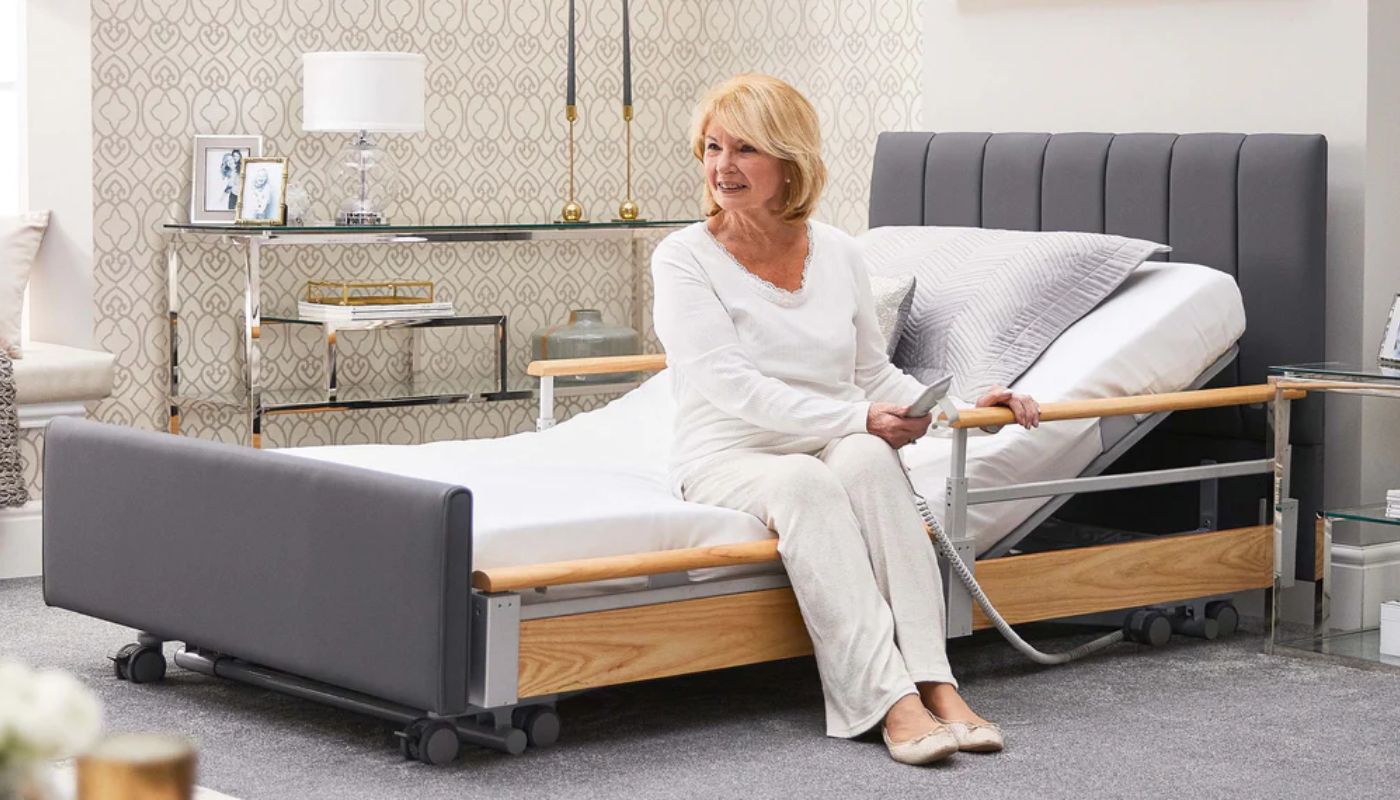 Gros plan sur la télécommande et les articulations d'un lit médicalisé électrique moderne