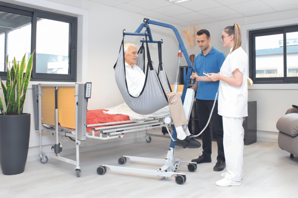 Technicien en matériel médical expliquant le fonctionnement d'un lève-personne