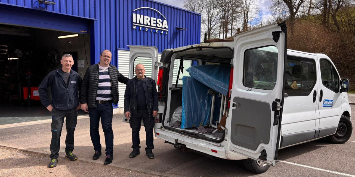 Technicien Inresa Médical installant un lit médicalisé à domicile